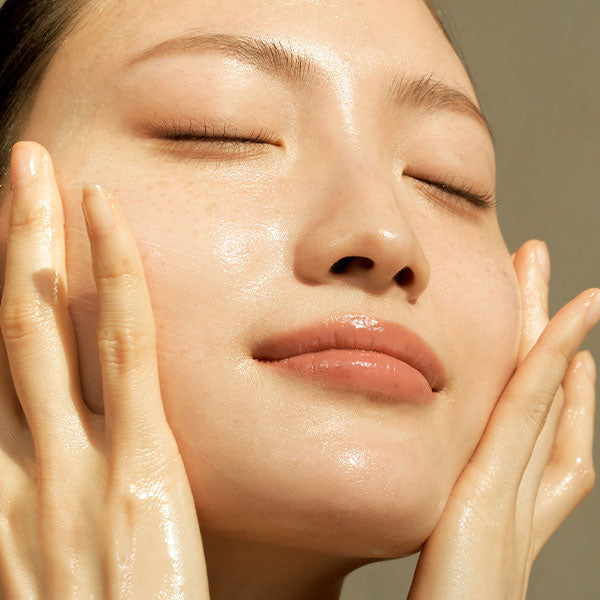 Dear Klairs Gentle Black Fresh Cleansing Oil (30ml) MODEL