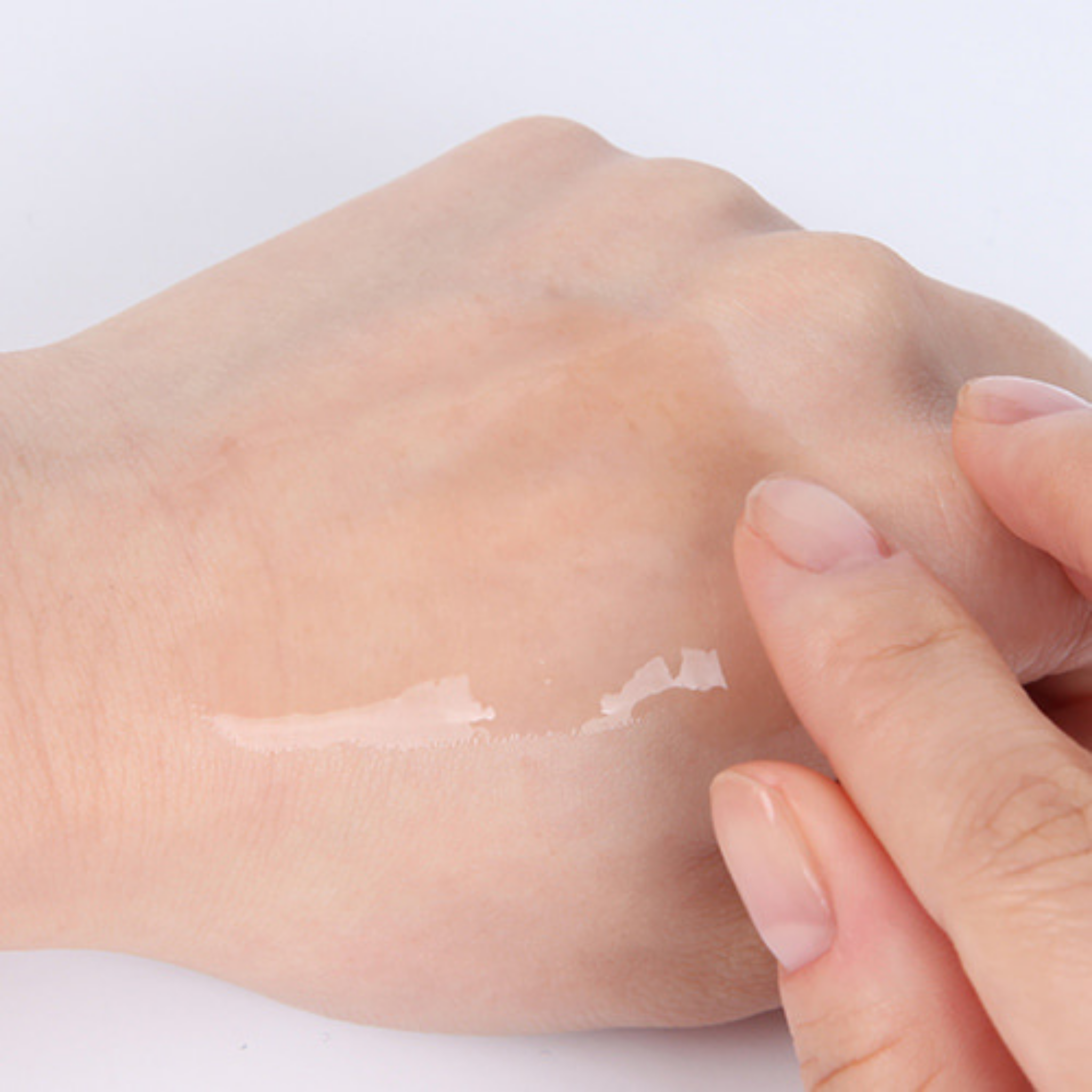 NUMBUZIN No.1 Glossy Essence Serum (50ml) Application on the skin